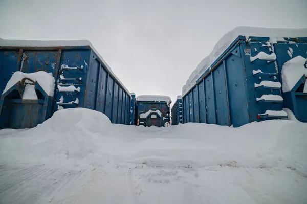 Zbliżenie Niebieskich Pojemników Pokrytych Śniegiem — Zdjęcie stockowe