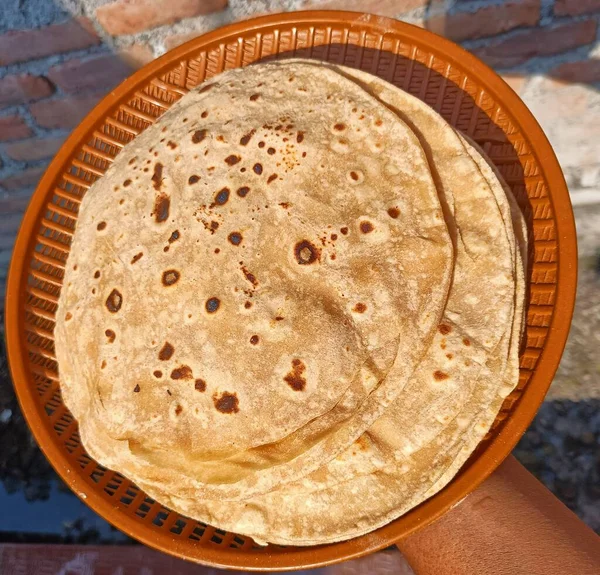 チャパティはロティ ロトリ サファティ シャバティ フルカ チャポ ロシとも呼ばれる 小麦粉を使用してロティを作る 料理で インドで毎日食べる使用 — ストック写真