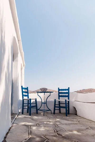 Вертикальный Снимок Синих Стульев Стол Балконе Греции — стоковое фото