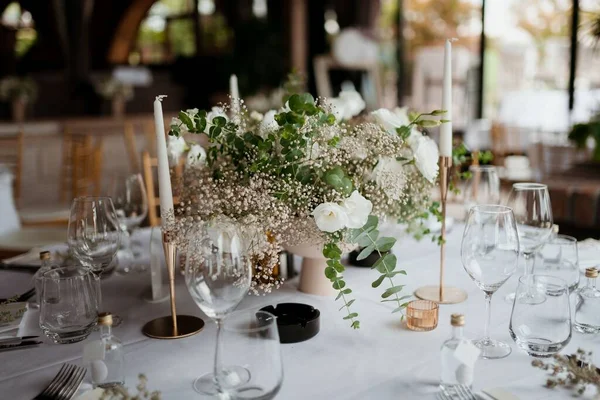 Ein Schön Dekorierter Tisch Mit Weißem Blumenstrauß Gläsern Und Kerzen — Stockfoto