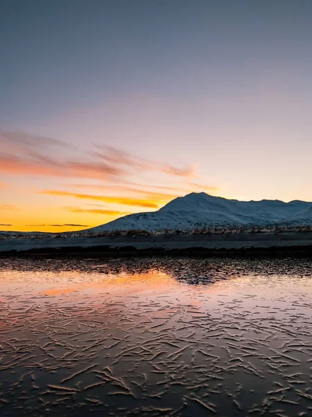 Coucher Soleil Éclatant Ciel Montagnes Reflétés Sur Surface Eau Lac — Photo