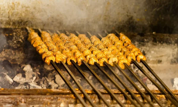 Alto Ângulo Grelhar Kebabs Espetos Fundo Carvão Fumaça — Fotografia de Stock