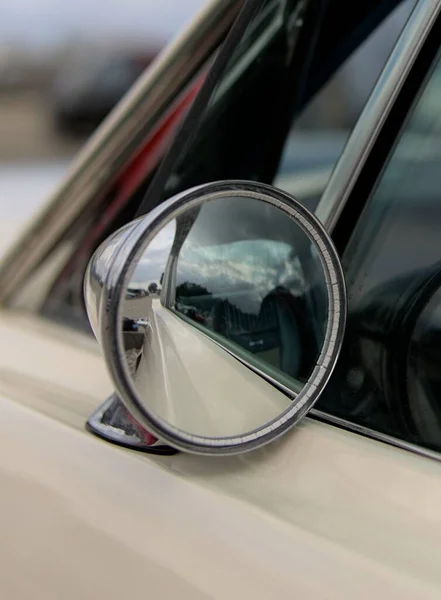 道路の反射を示すヴィンテージホワイトの車のラウンドウイングミラーの垂直閉鎖 — ストック写真