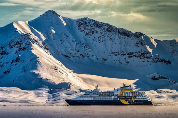 Quark Expeditions Tour Liner Front Snowy Jagged Mountain Svalbard Norway — Stock Photo, Image