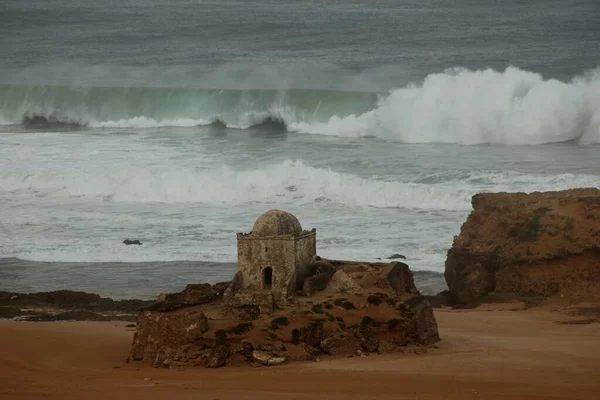 Una Vista Pequeño Castillo Una Roca Con Mar Ondulado Fondo — Foto de Stock
