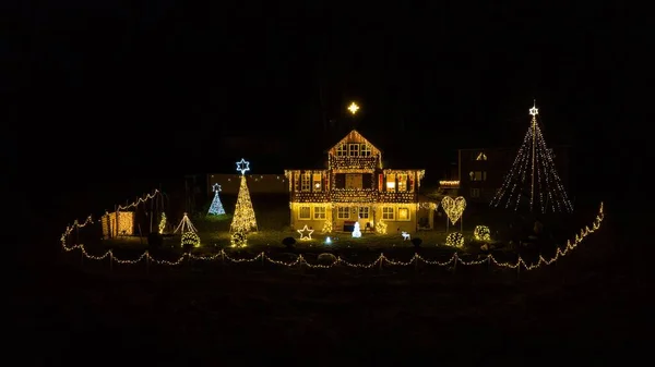 Tiro Aéreo Uma Casa Iluminada Decorada Com Luzes Natal Árvores — Fotografia de Stock