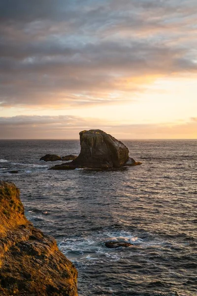 Ett Vackert Landskap Klippa Havet Vid Solnedgången — Stockfoto