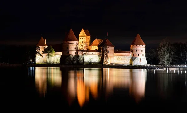 Uma Bela Foto Castelo Ilha Trakai Refletida Água Noite — Fotografia de Stock