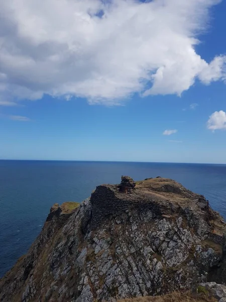 晴れた日には青い空の下で美しい海を見下ろす崖の垂直ショット — ストック写真