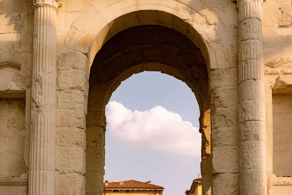 Рожеві Хмари Через Arco Dei Gavi Розташовані Вероні Італія — стокове фото