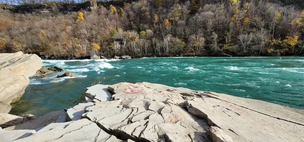 Der Niagara Fluss Mit Seinen Felsigen Ufern Und Die Niagarafälle — Stockfoto