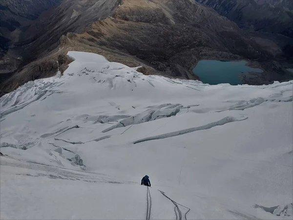 Alpinist Climbing Snowy Yanapaccha Mountain Cordillera Blanca Peru Sunny Winter — Stock Photo, Image