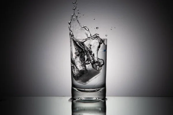 Gråskala Närbild Bild Glas Vatten Med Stänk Från Fallande Kub — Stockfoto