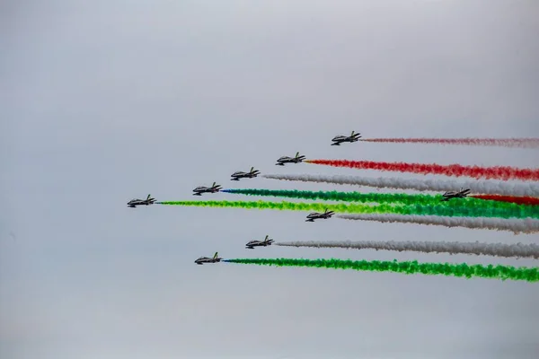 군용기들 하늘을 연기가 오르는 모습을 이탈리아 — 스톡 사진