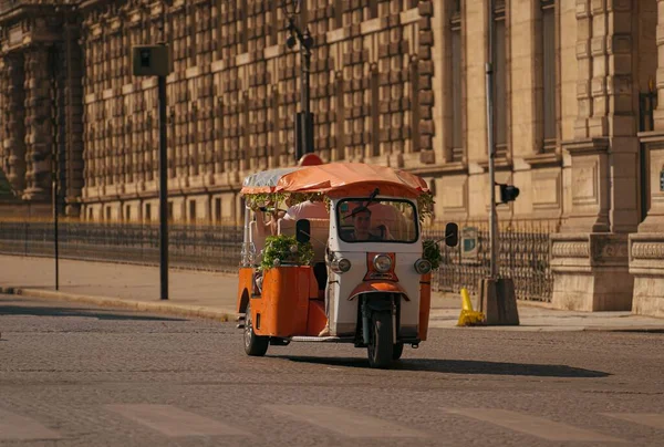 Tuk Tuk Auto Rickshaw Driving Streets Paris Sunny Day France — Stock Photo, Image