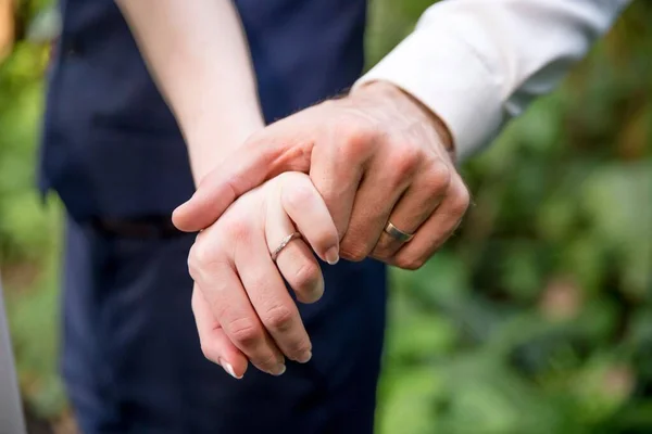 結婚指輪と花嫁と新郎の手の選択的なフォーカスショット — ストック写真