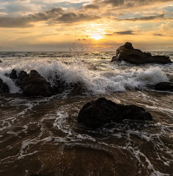 Великолепный Вид Порочные Морские Приливы Плескающиеся Скалы Пляже Восходящим Желтым — стоковое фото