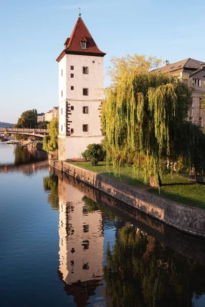 Den Malostranska Vattentornet Med Sin Reflektion Över Floden Prag Morgonen — Stockfoto