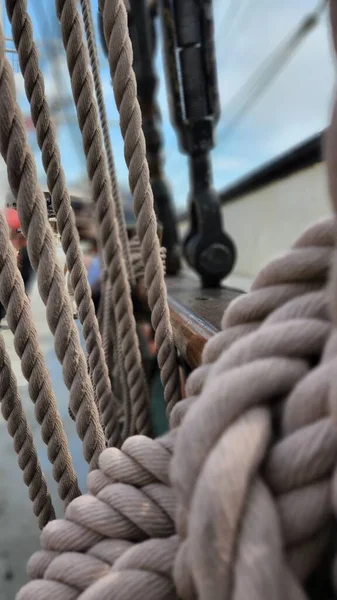 主マストと帆を保持古い帆船にロープや談合の垂直閉鎖 — ストック写真