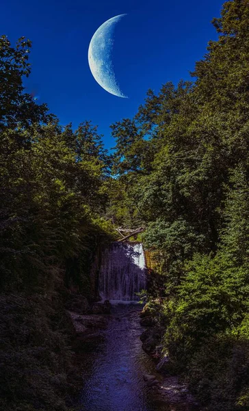 Una Vista Panorámica Vertical Con Luna Nueva Cielo Azul Sobre —  Fotos de Stock