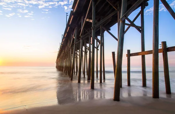 Colpo Angolo Basso Molo Spiaggia Sotto Cielo Colorato Carolina Beach — Foto Stock