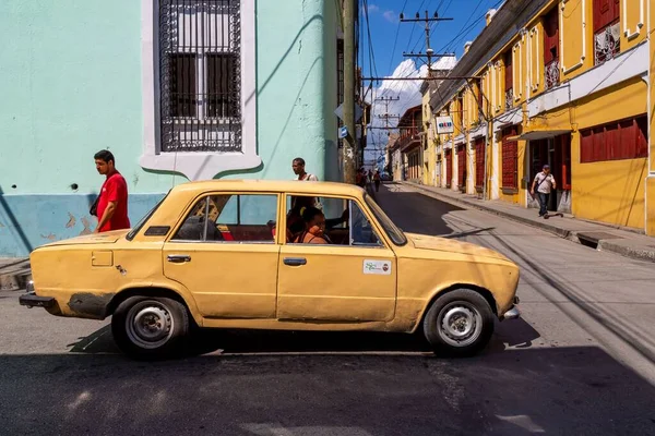 Stary Żółty Samochód Ulicy — Zdjęcie stockowe