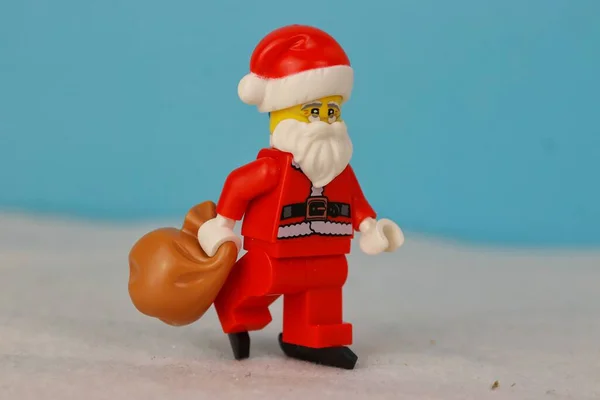 Closeup Shot Santa Toy Figure Wearing Hat Beard Blurred Blue — Stock Photo, Image