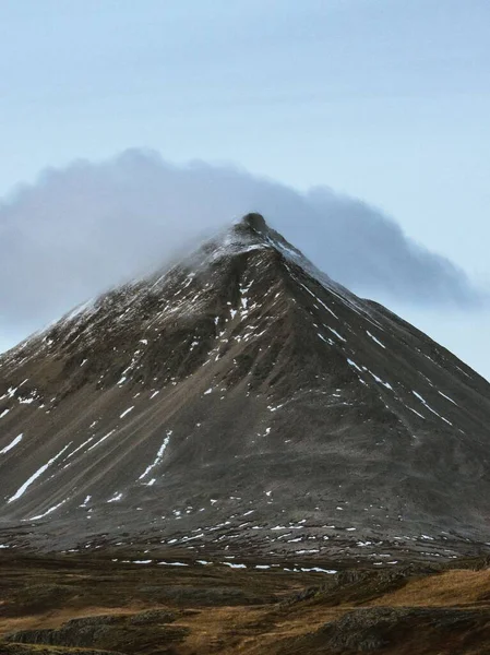 Majestätisk Berg Och Tät Moln Täcker Sin Topp Island — Stockfoto