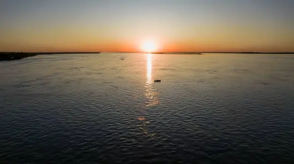Piękny Zachód Słońca Nad Morzem Łódź Środku Świecącej Powierzchni Wody — Zdjęcie stockowe