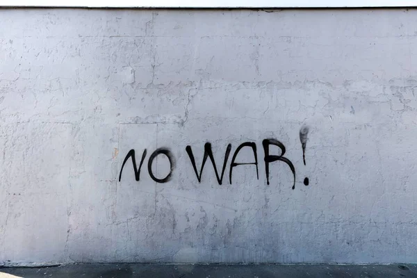 Берлинская Стена Граффити Изображающей Политическое Заявление Прописными Буквами Войн — стоковое фото