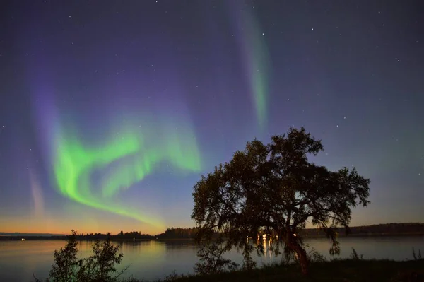 Lenyűgöző Kilátás Aurora Nyugodt Felett Éjszaka — Stock Fotó