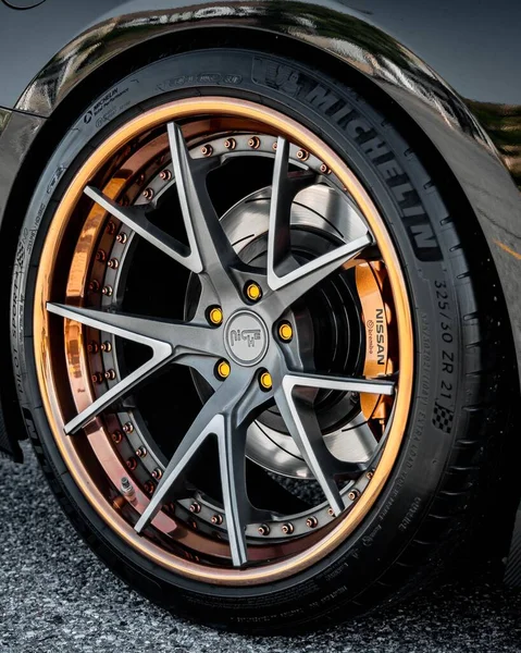 Tiro Vertical Multi Pedaço Ouro Roda Prata Nissan Gtr — Fotografia de Stock