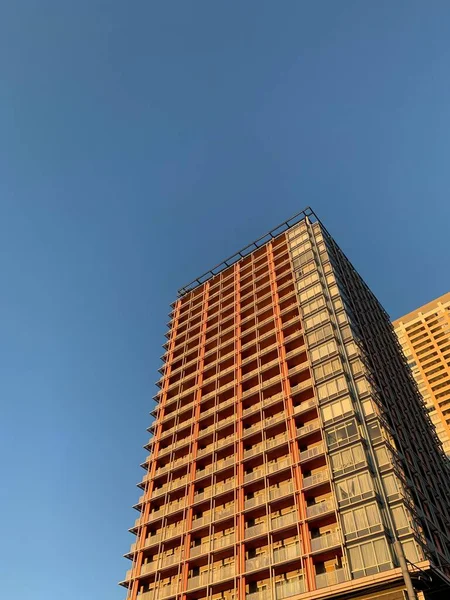 澄んだ青空に輝くオレンジの建物 — ストック写真