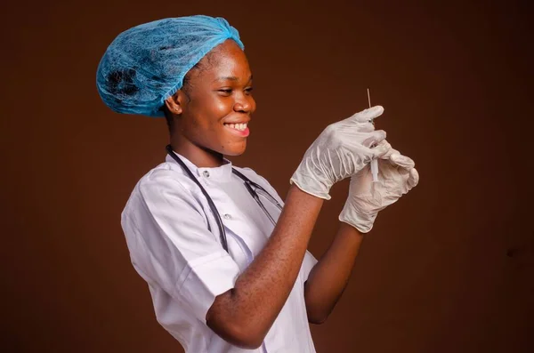 Egy Boldog Fiatal Fekete Nővér Kezében Egy Injekciós Elszigetelt Barna — Stock Fotó