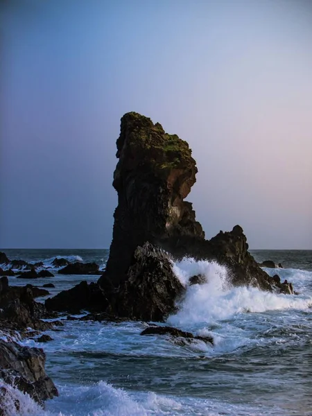 View Sea Waves Crushing Peculiar Rock Iceland — Stock Photo, Image