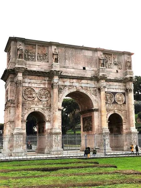 Disparo Vertical Del Arco Constantino Roma Italia Con Algunos Turistas — Foto de Stock