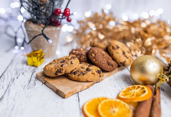 Ciasteczka Czekoladowe Serwowane Stole Ozdobione Ozdobami Świątecznymi — Zdjęcie stockowe