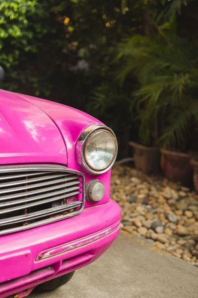 Крупный План Фары Розового Ретро Автомобиля Вертикальный Снимок — стоковое фото