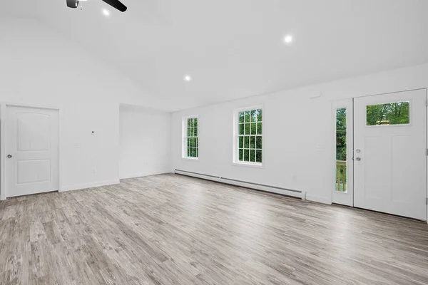 Uma Vista Interior Uma Sala Com Paredes Brancas Piso Laminado — Fotografia de Stock