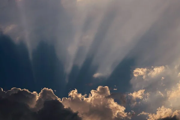 Прекрасный Снимок Солнечного Света Смотрящего Сквозь Облака — стоковое фото