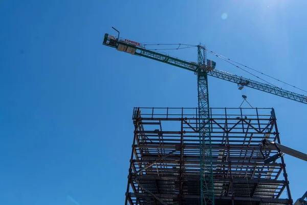 Low Angle Shot Steel Building Structure Crane Blue Sky — Stock Photo, Image