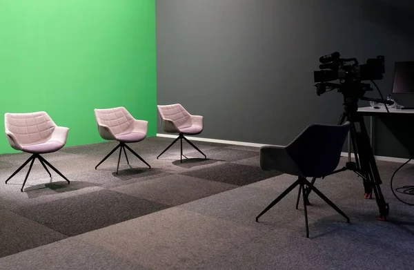Tre Tomma Stolar Studio Med Grön Skärm — Stockfoto