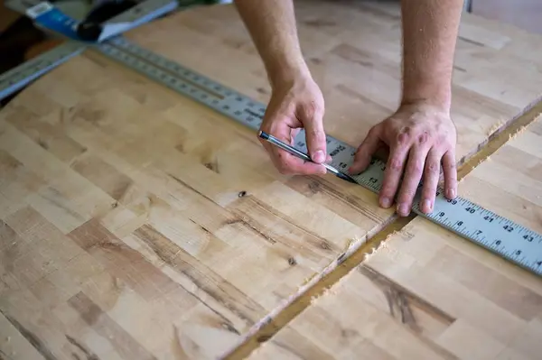 Carpinteiro Colocando Uma Marca Linha Uma Superfície Madeira — Fotografia de Stock