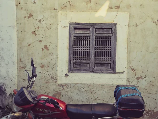 Closeup Edifício Velho Vila Com Uma Janela Madeira Uma Motocicleta — Fotografia de Stock