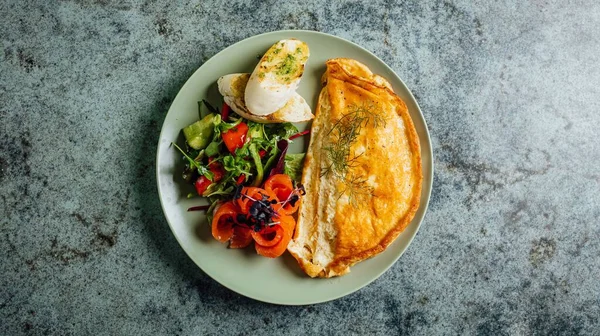 Sağlıklı Kahvaltı Için Omlet Sebzeli Tabağın Üst Görüntüsü — Stok fotoğraf