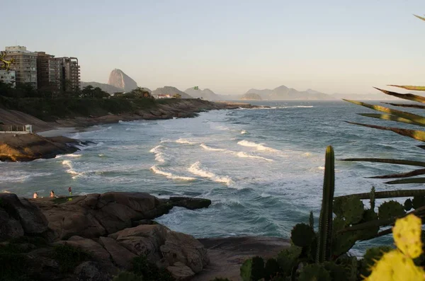 Una Bella Foto Della Spiaggia Ipanema Con Oceano Ondulato Rio — Foto Stock