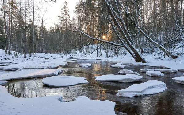 Ένα Κοντινό Πλάνο Ενός Ρέοντος Ποταμού Χειμώνα — Φωτογραφία Αρχείου