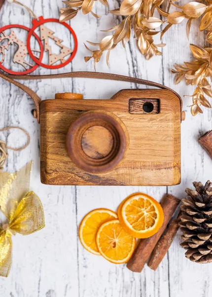 Masanın Üzerinde Noel Süsleriyle Süslenmiş Tahta Bir Kamera Oyuncağının Dikey — Stok fotoğraf
