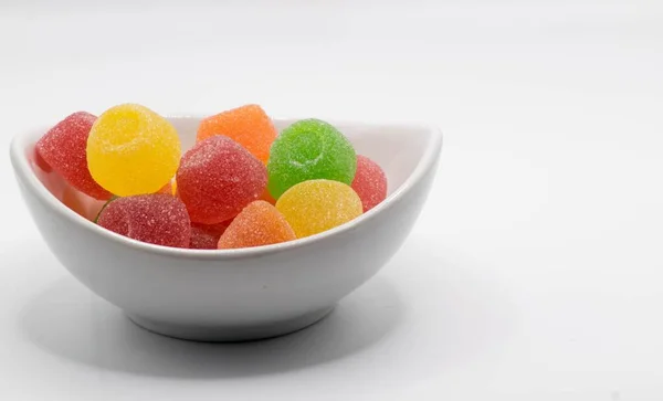 在白色背景上隔离的碗中的彩色糖果 — 图库照片