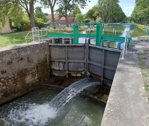 Agua Que Gotea Través Una Esclusa Canal Borgoña Vandenesse Auxois —  Fotos de Stock